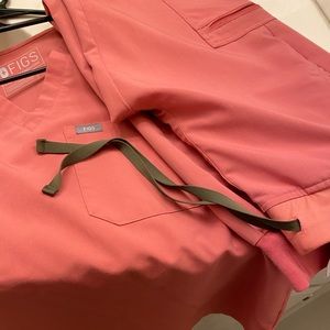 FIGS. Pink size small scrub set